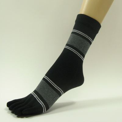 Black quarter stripe toe socks with white gray green