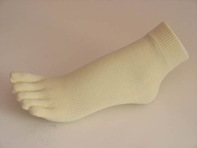 Ivory ankle toe socks